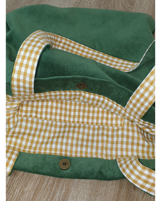 Tote bag artesanal SAVAGE LINE de pana fina verde oliva con forro interior de cuadros vichy y cierre magnético