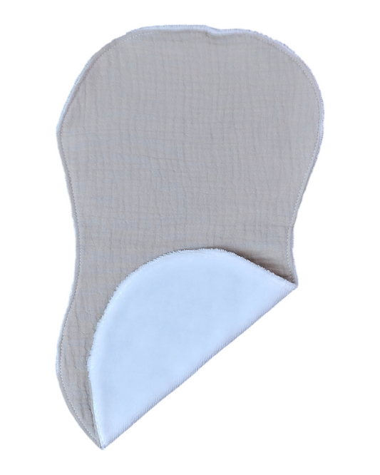 Toalla de lactancia SAVAGE LINE de muselina color arena con reverso de rizo de bambú blanco y forma ergonómica.