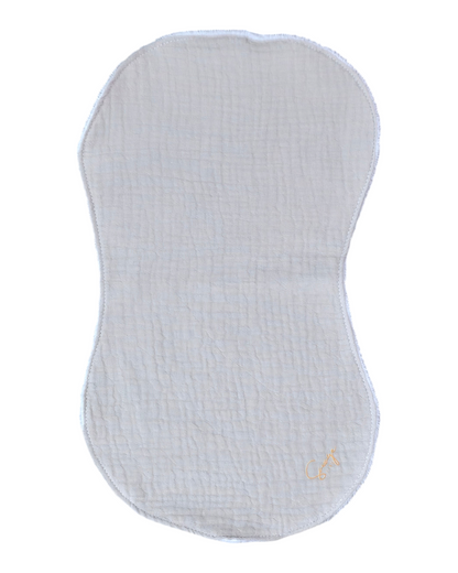 Toalla de lactancia SAVAGE LINE de muselina color arena con forma ergonómica y textura suave de algodón y bambú