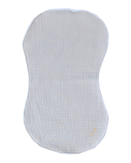 Toalla de lactancia SAVAGE LINE de muselina color arena con forma ergonómica y textura suave de algodón y bambú