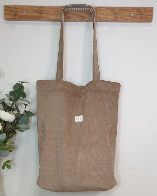 Bolso tote artesanal SAVAGE LINE de pana fina color beige con interior de tela vichy y cierre magnético