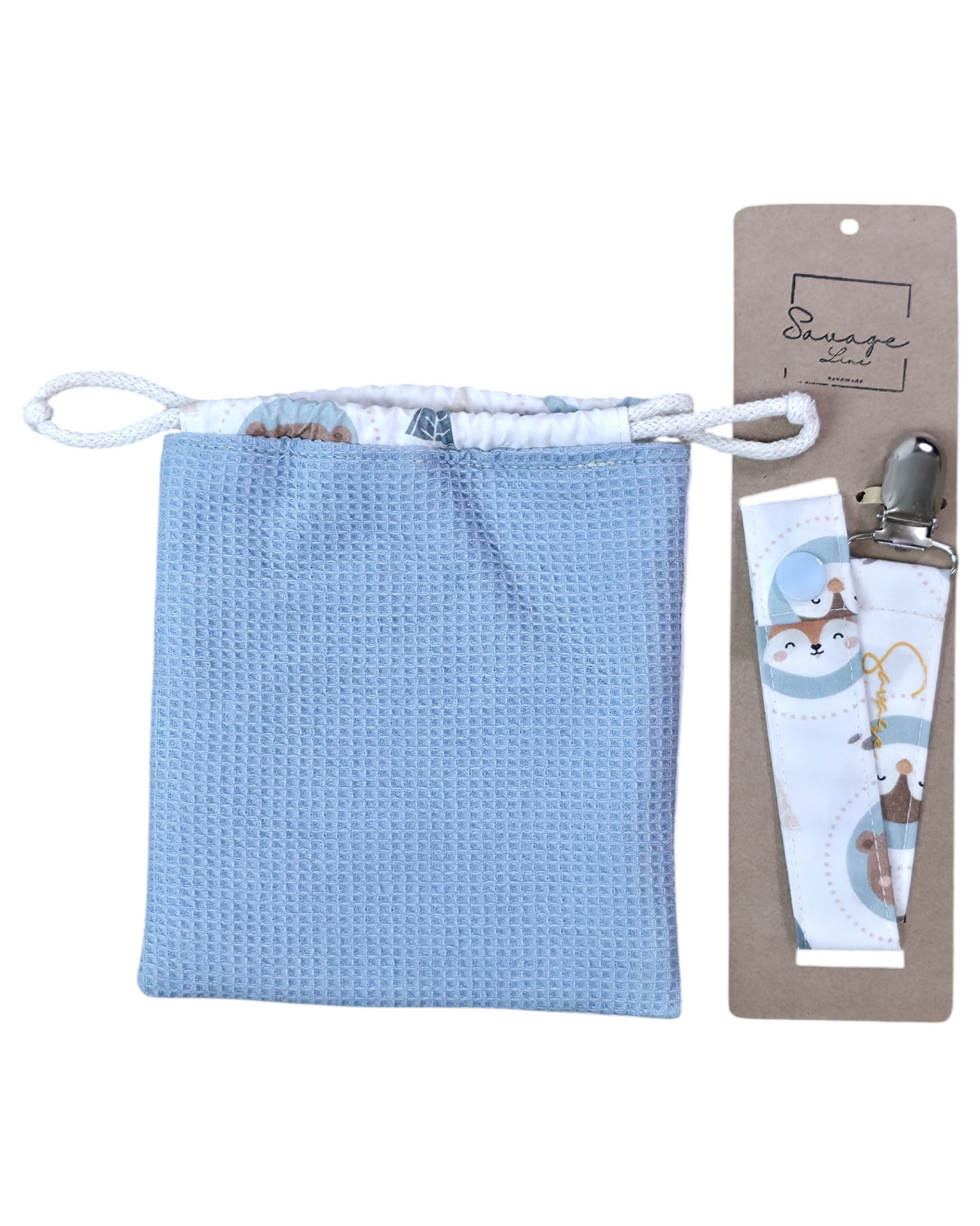 Conjunto SAVAGE LINE de chupetero y bolsita azul con estampado de animales, tela de nido de abeja e interior seguro.