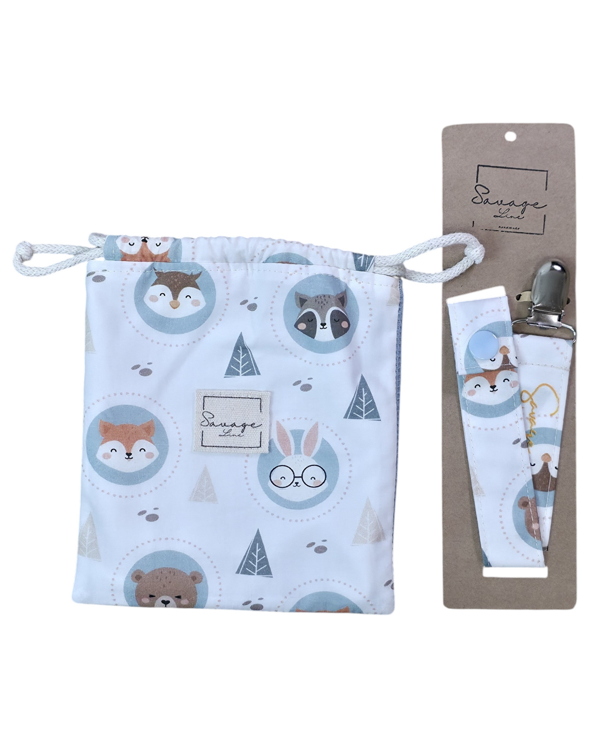 Conjunto SAVAGE LINE de chupetero y bolsita con estampado de animalitos y árboles en tonos pastel sobre fondo blanco