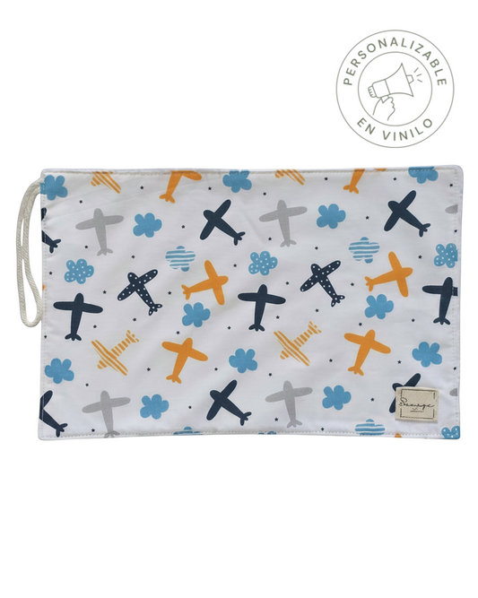 Toalla escolar SAVAGE LINE de algodón y bambú con estampado de avionetas y nubes en tonos azul, gris y amarillo.