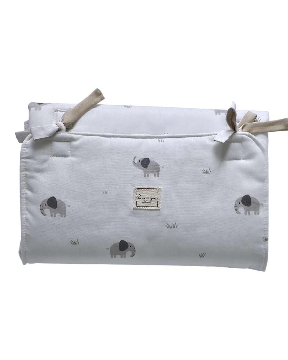 Cambiador portátil SAVAGE LINE de algodón blanco con estampado de elefantes grises, plegado y compacto.