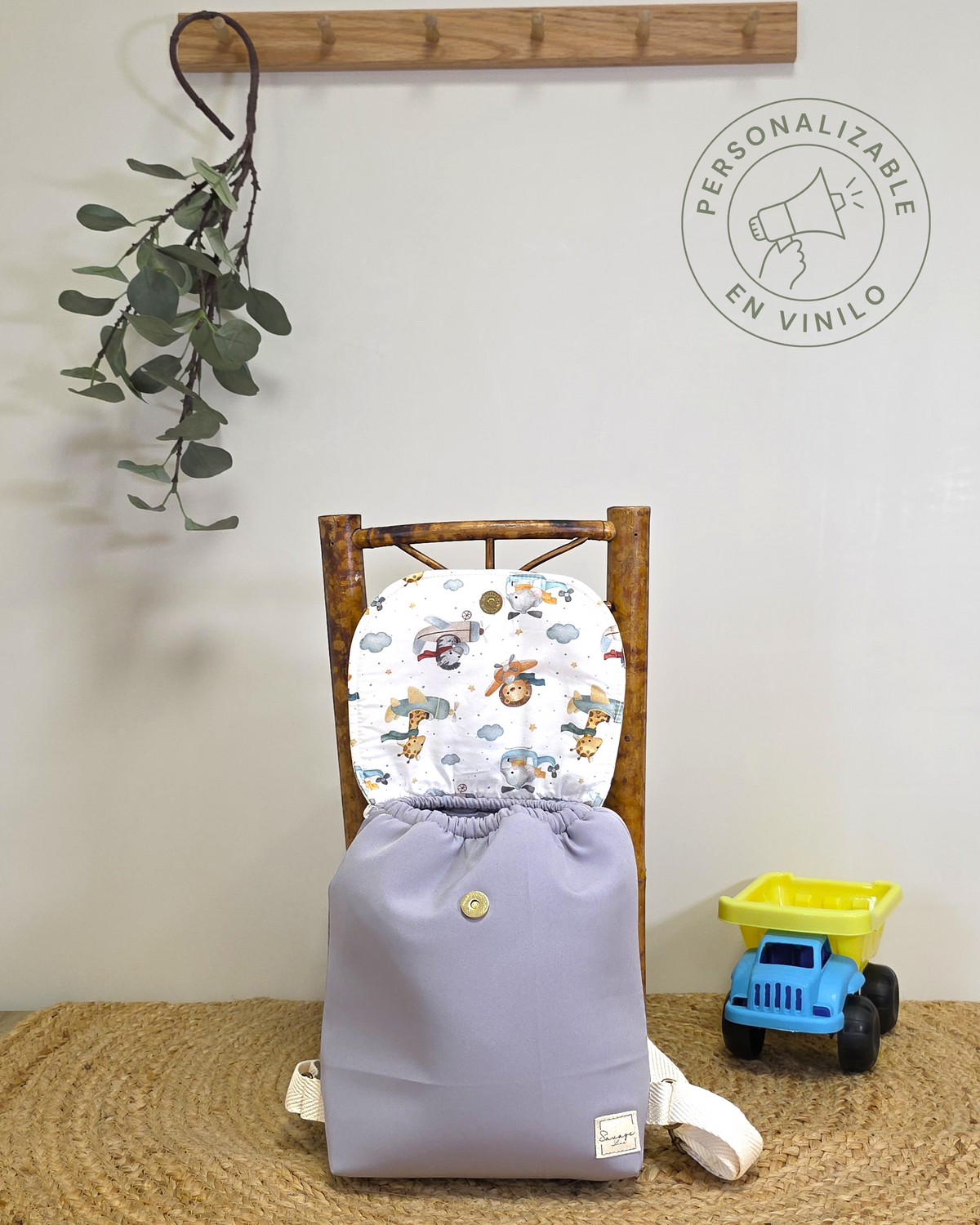 Mochila infantil SAVAGE LINE Candy gris con estampado de aviadores, tejido suave, interior impermeable y cierre imán.