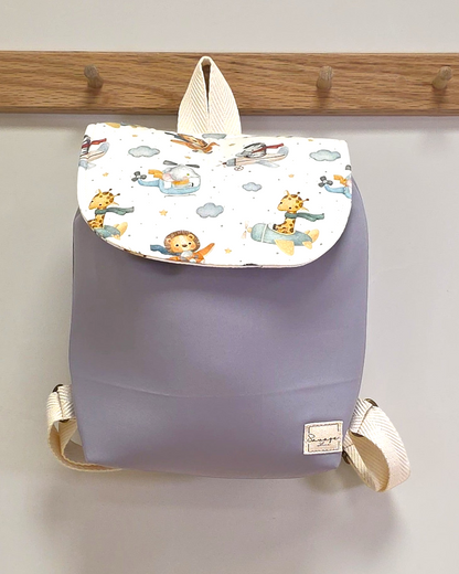 Mochila infantil SAVAGE LINE Candy en tejido gris con solapa estampada de aviadores y correas de algodón ajustables.