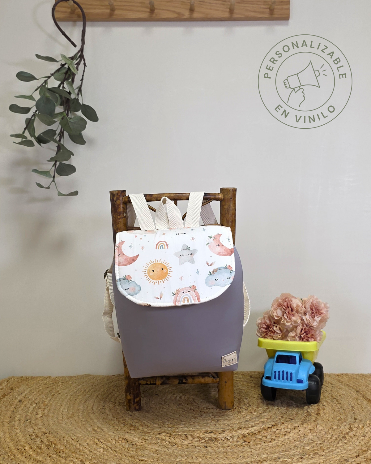 Mochila infantil SAVAGE LINE Candy en tejido gris con solapa estampada de motivos celestes y correas ajustables.