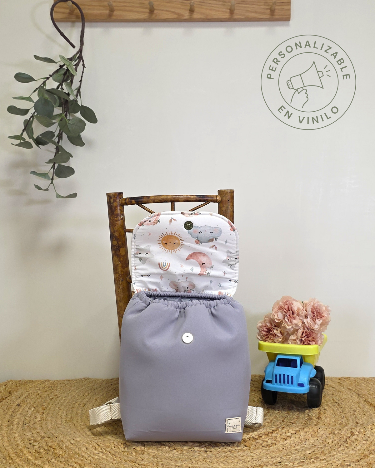 Mochila infantil SAVAGE LINE Candy en tejido gris con interior estampado, cierre magnético y correas ajustables.