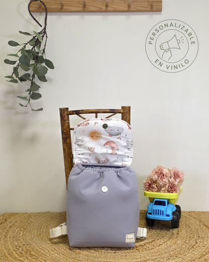 Mochila infantil SAVAGE LINE Candy en tejido gris con interior estampado, cierre magnético y correas ajustables.
