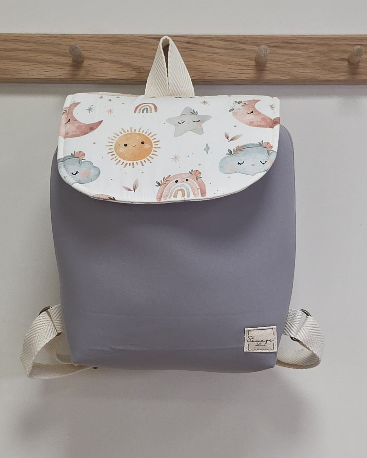 Mochila infantil SAVAGE LINE Candy gris con solapa estampada de soles y lunas, correas ajustables y tejido suave.