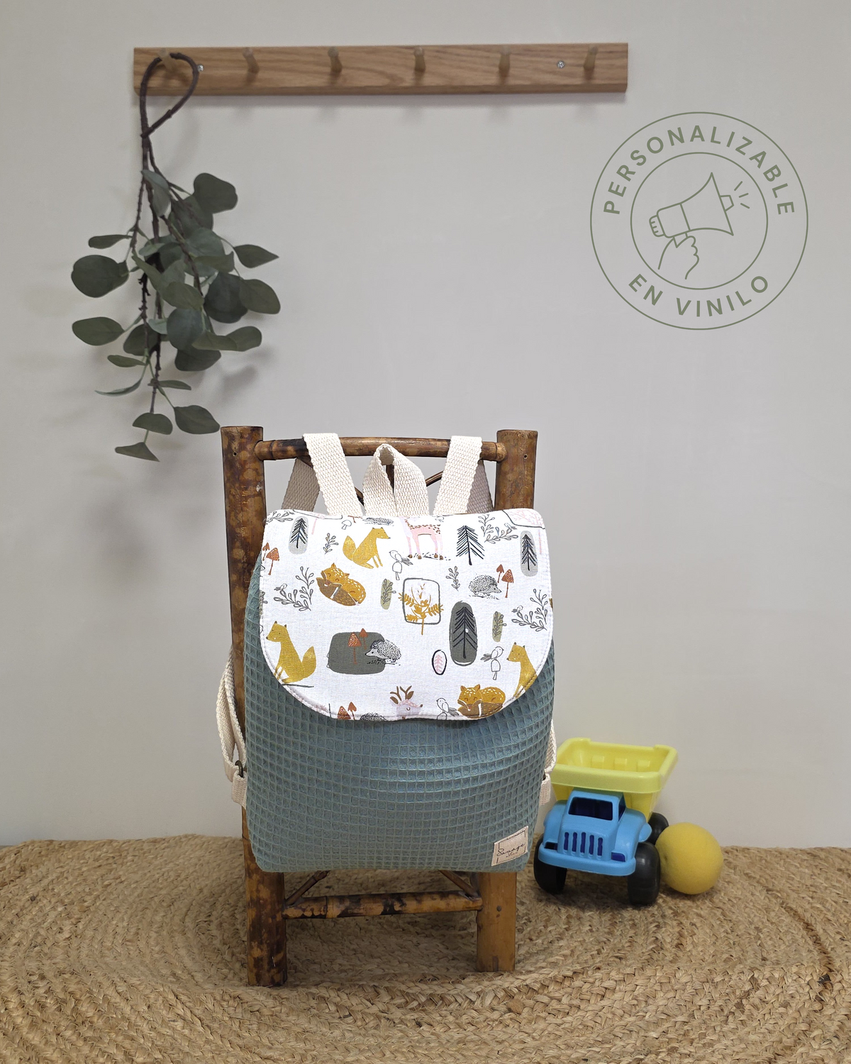 Mochila infantil SAVAGE LINE modelo Candy en tejido waffle verde y solapa con estampado de bosque y animales