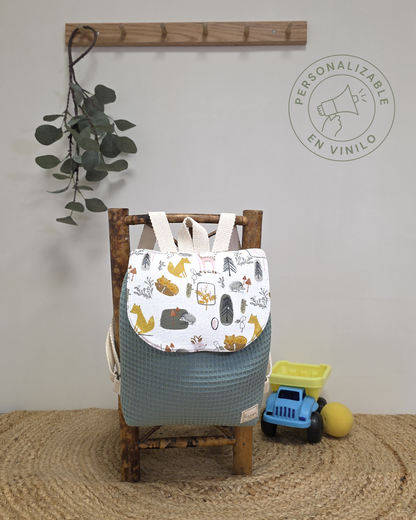 Mochila infantil SAVAGE LINE modelo Candy en tejido waffle verde y solapa con estampado de bosque y animales