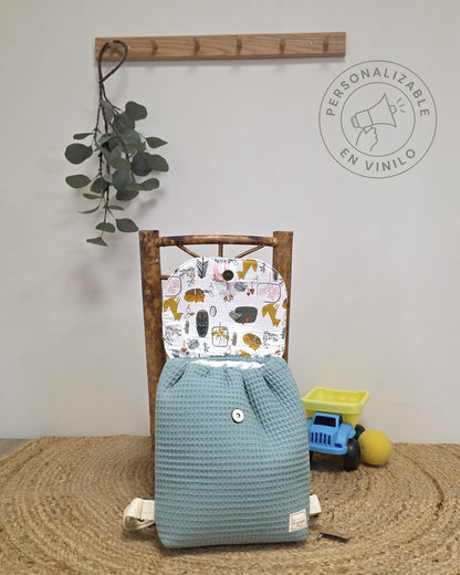 Mochila infantil SAVAGE LINE Candy verde de tejido waffle con solapa estampada de bosque e interior impermeable
