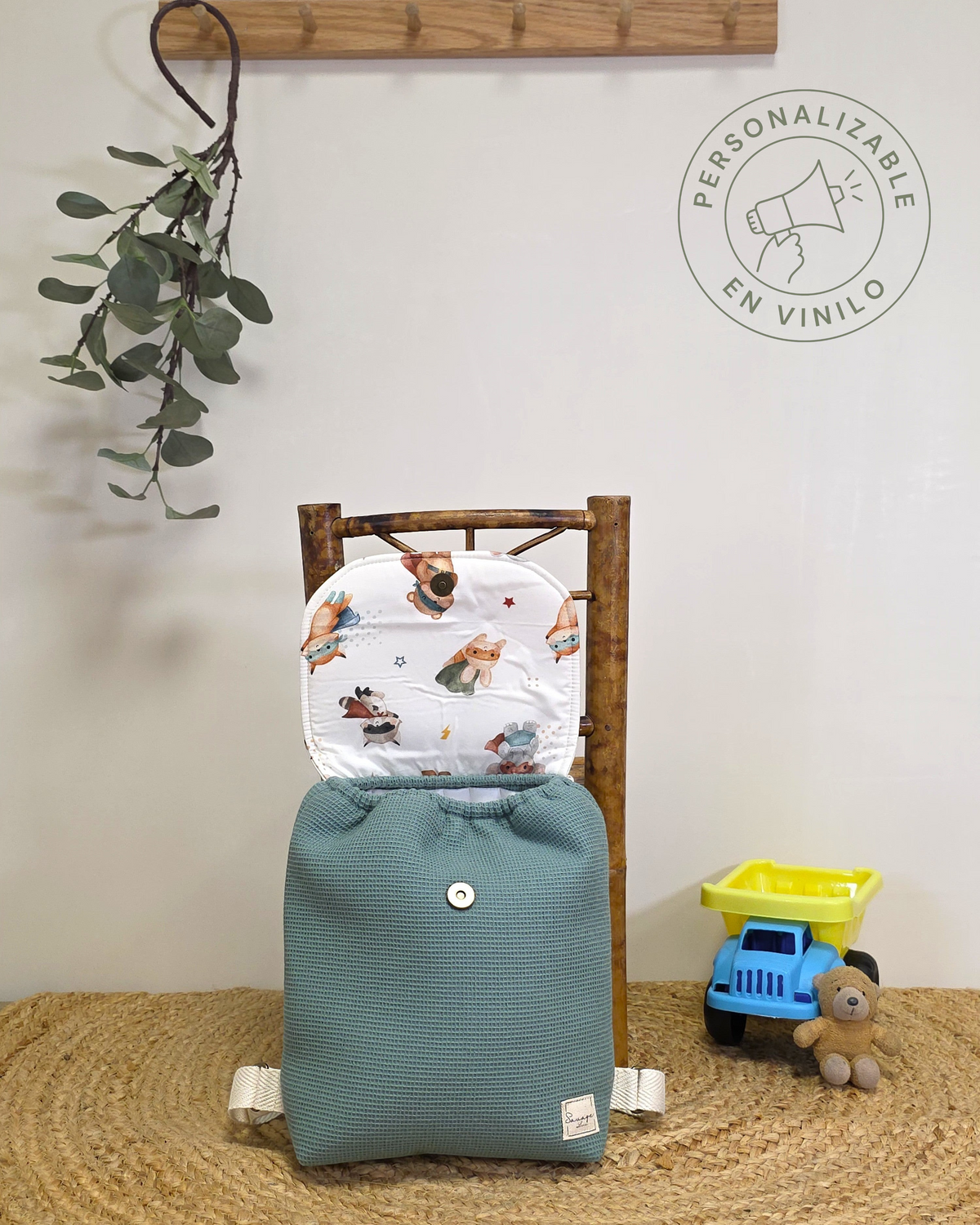Mochila infantil SAVAGE LINE Candy verde de tejido waffle con estampado de superhéroes e interior impermeable.