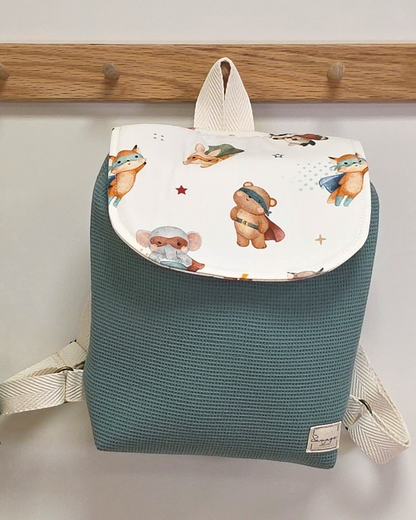 Mochila infantil SAVAGE LINE Candy en tejido waffle verde con solapa estampada de superhéroes y correas ajustables.