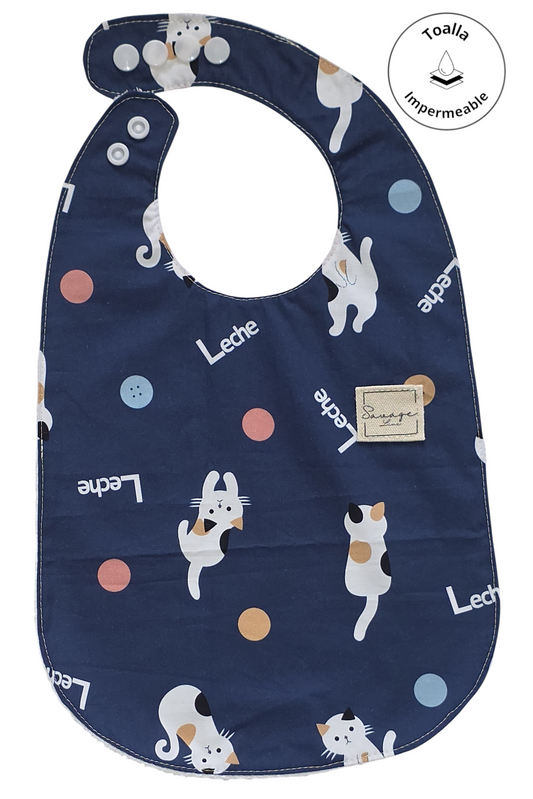 Babero evolutivo SAVAGE LINE azul marino con estampado de gatitos, algodón suave y rizo impermeable ajustable.