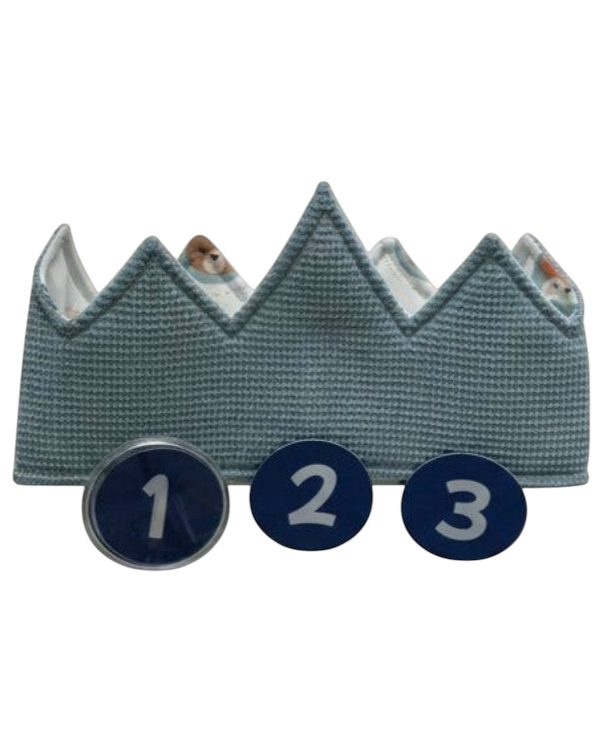 Corona de cumpleaños reversible SAVAGE LINE en tejido waffle azul con chapas intercambiables del 1 al 3
