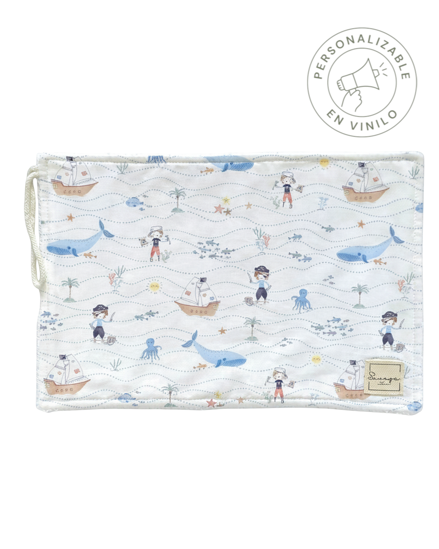 Toalla escolar SAVAGE LINE de algodón y rizo de bambú con estampado de piratas, barcos y animales marinos.