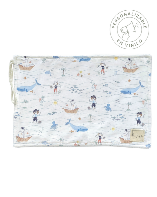 Toalla escolar SAVAGE LINE de algodón y rizo de bambú con estampado de piratas, barcos y animales marinos.