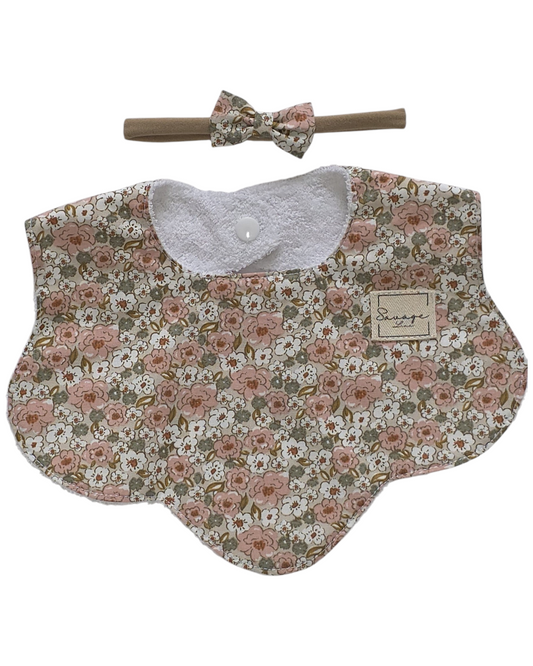 Conjunto SAVAGE LINE de babero floral y diadema con lazo, hecho de algodón 100% con reverso de rizo absorbente.