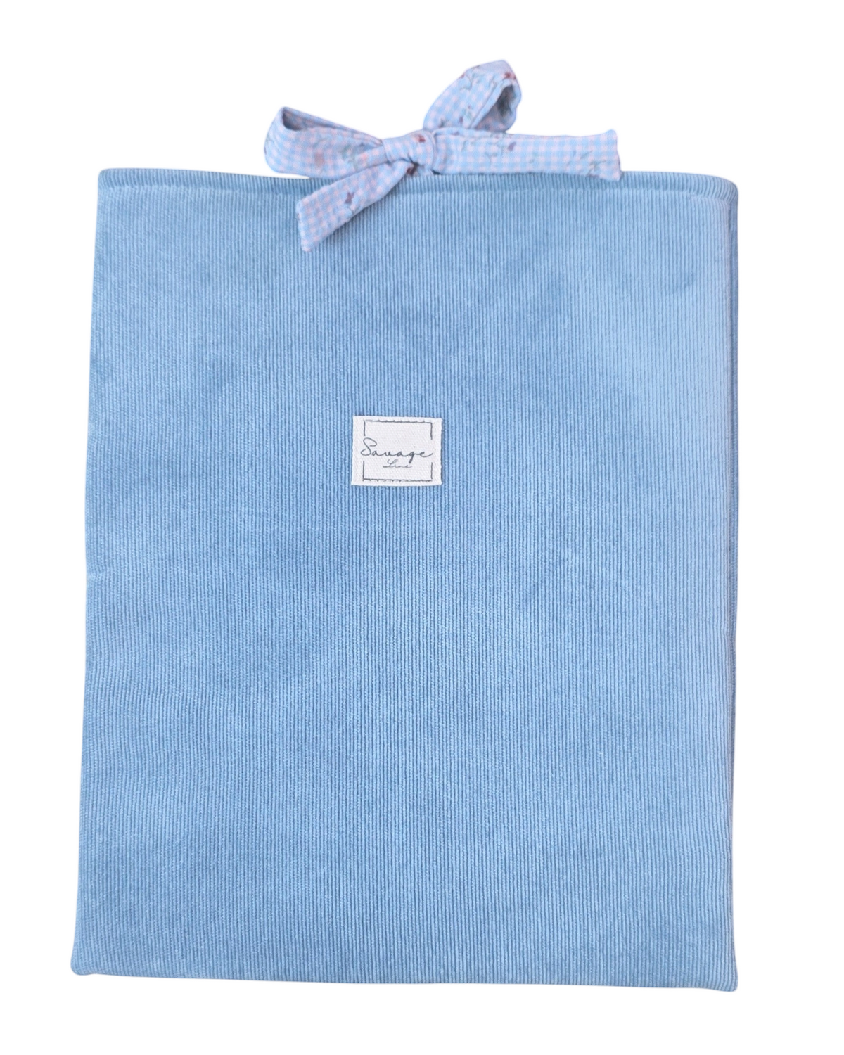 Funda artesanal SAVAGE LINE para libro o tablet en pana azul claro acolchada con cierre de lazada de cuadros