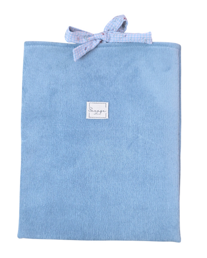Funda artesanal SAVAGE LINE para libro o tablet en pana azul claro acolchada con cierre de lazada de cuadros