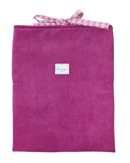 Funda artesanal SAVAGE LINE de pana fucsia para libros o tablet con cierre de lazada de cuadros vichy