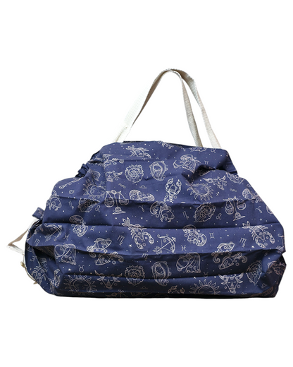 Bolsa plegable SAVAGE LINE estilo japonés en popelín azul marino con estampado de astros y asas de algodón blancas