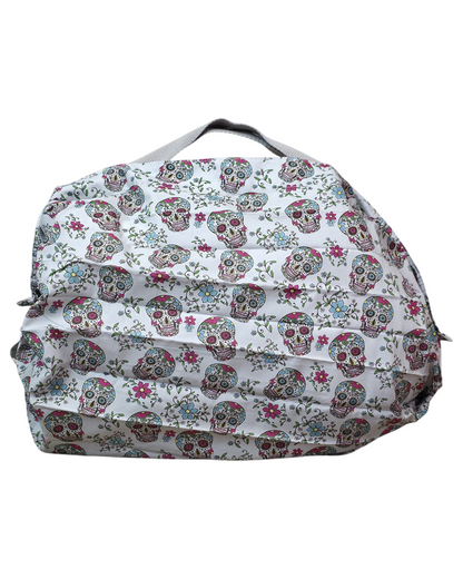 Bolsa plegable artesanal SAVAGE LINE estilo japonés de popelín con estampado de catrinas y flores sobre fondo blanco