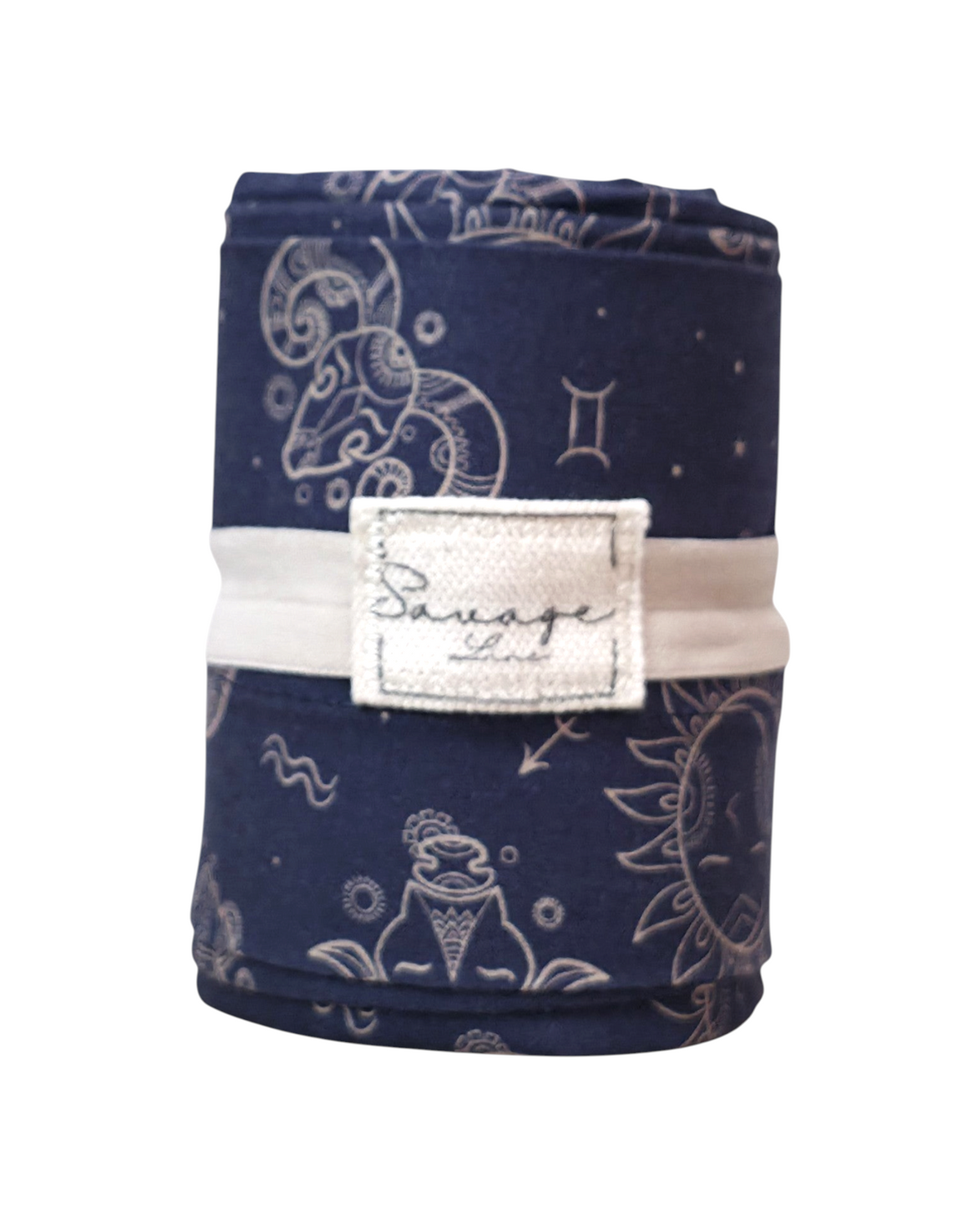 Bolsa plegable artesanal SAVAGE LINE de popelín azul marino con estampado de astros y etiqueta de marca