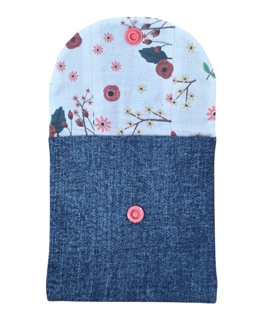 Monedero SAVAGE LINE hecho a mano con tejido vaquero reutilizado y solapa de algodón con estampado floral y cierre snap