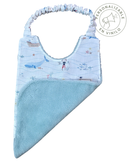 Babero Montessori SAVAGE LINE de algodón orgánico con estampado de piratas y reverso de rizo de bambú azul claro
