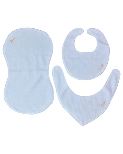 Pack regalo bebé SAVAGE LINE con babero, bandana y toalla de lactancia en algodón blanco con bordado delicado