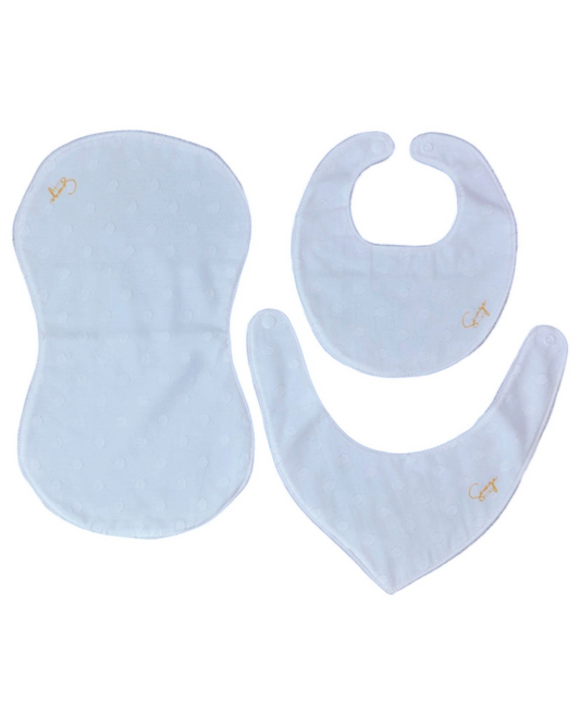 Pack regalo bebé SAVAGE LINE con babero, bandana y toalla de lactancia en algodón blanco con bordado delicado
