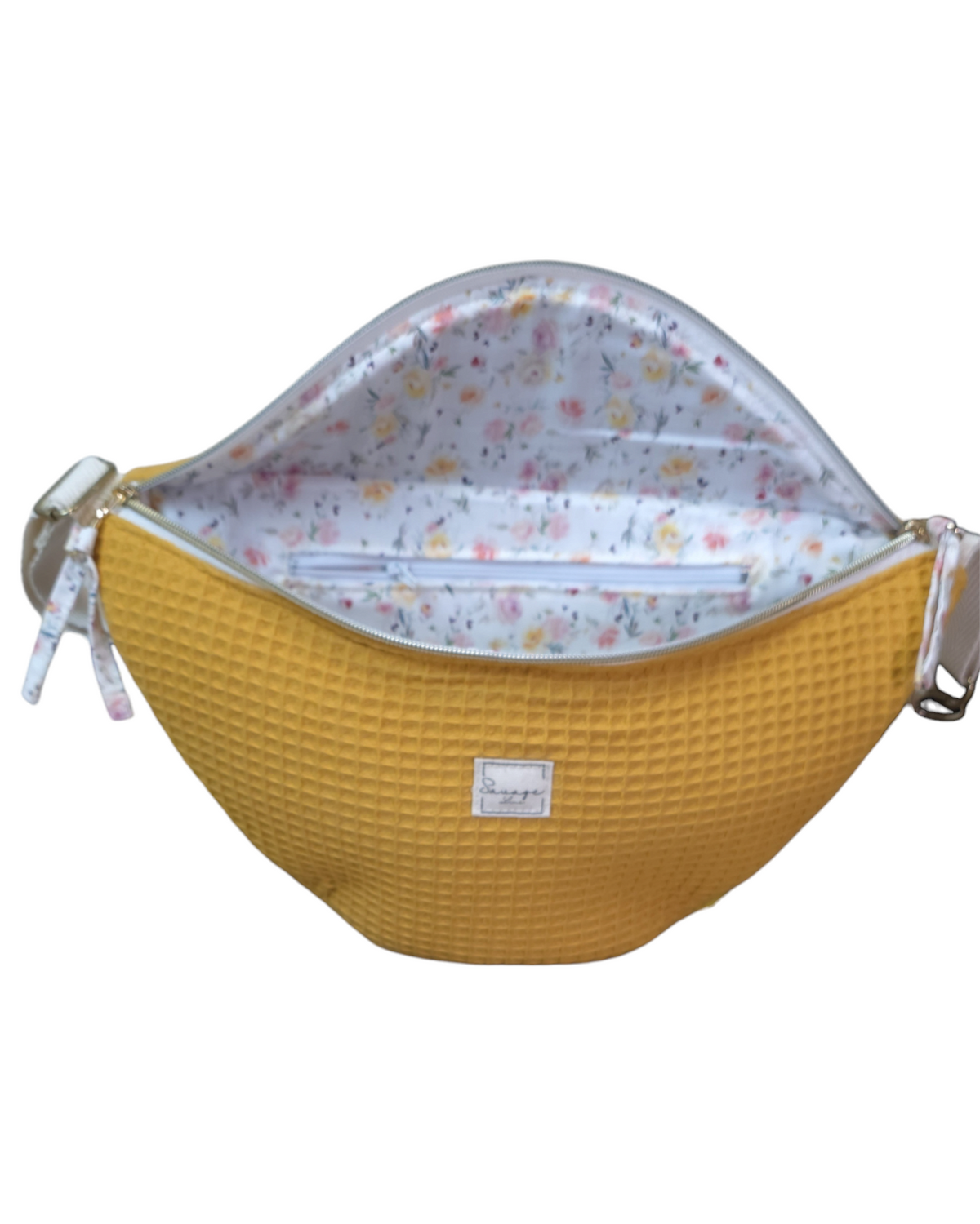 Riñonera grande SAVAGE LINE modelo Chloe en tejido waffle color mostaza con forro interior estampado floral