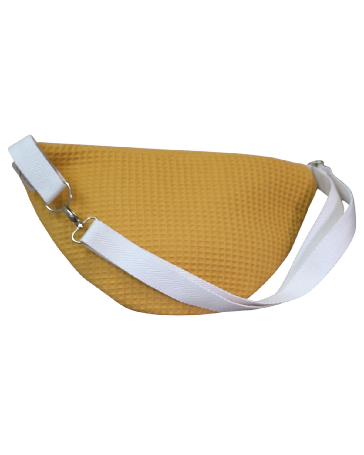 Riñonera artesanal SAVAGE LINE modelo Chloe en tejido waffle color mostaza con correa blanca ajustable