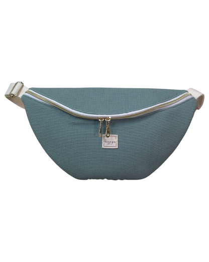Riñonera artesanal SAVAGE LINE modelo Chloe en tejido waffle color verde azulado con correa ajustable y cremallera