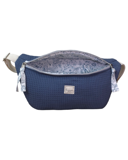Riñonera artesanal SAVAGE LINE modelo Micka en tejido waffle azul con forro interior estampado floral y correa