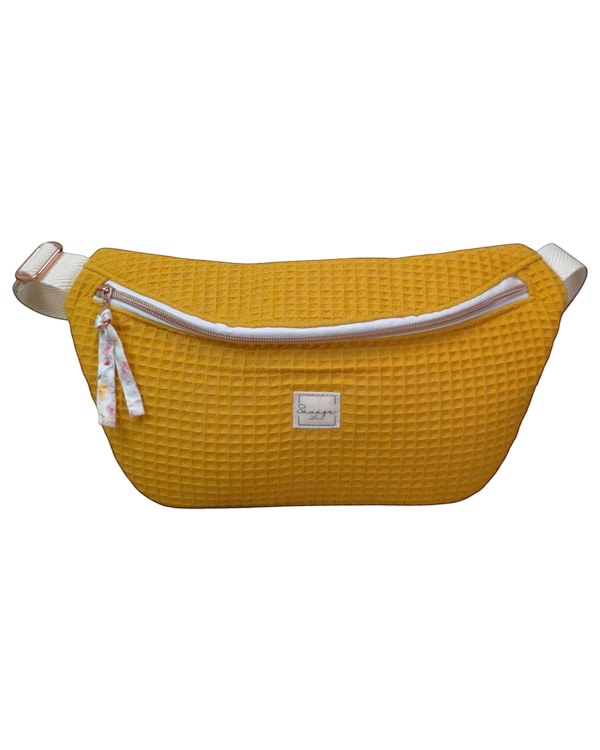 Riñonera artesanal SAVAGE LINE modelo Micka en tejido waffle color mostaza con correa ajustable y cremallera blanca.