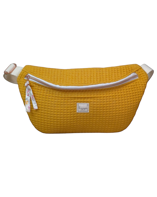 Riñonera artesanal SAVAGE LINE modelo Micka en tejido waffle color mostaza con correa ajustable y cremallera blanca.