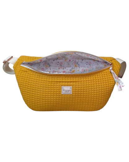 Riñonera artesanal SAVAGE LINE modelo Micka en tejido waffle color mostaza con forro interior de flores