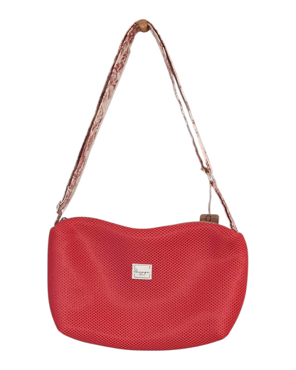 Bandolera SAVAGE LINE Sara Cross roja de mesh 3D con correa de loneta estampada colgada en un perchero de madera