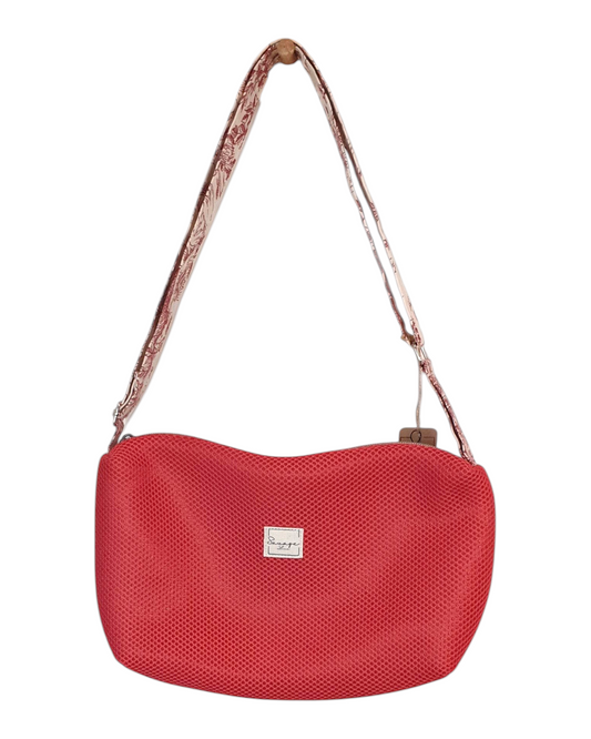 Bandolera SAVAGE LINE Sara Cross roja de mesh 3D con correa de loneta estampada colgada en un perchero de madera