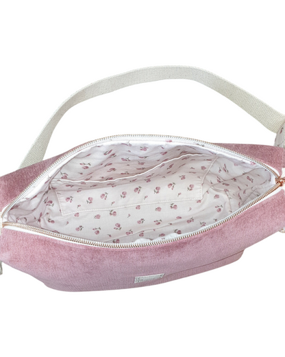 Bandolera SAVAGE LINE Sara Cross en pana rosa empolvado con forro interior estampado floral y correa de algodón