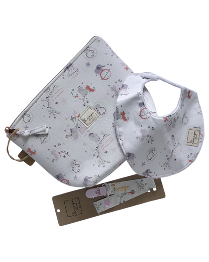 Pack SAVAGE LINE para bebé con neceser, babero y chupetero de algodón estampado con ositos príncipe y cremallera rosa