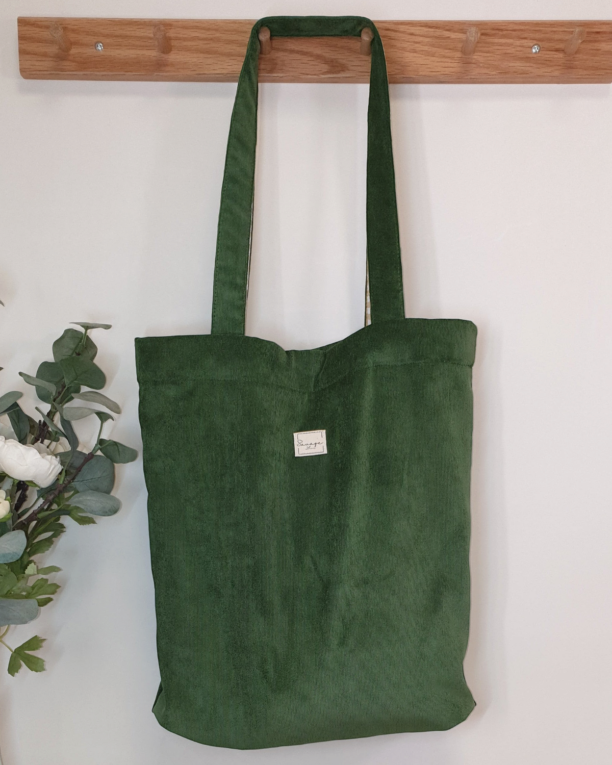 Tote bag artesanal SAVAGE LINE de pana fina en color verde oliva con cierre magnético y etiqueta de marca